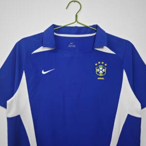 dettaglio petto della maglia Brasile blu 2002 away