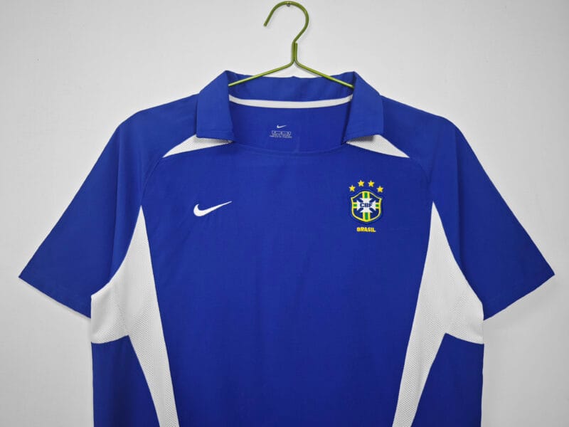 dettaglio petto della maglia Brasile blu 2002 away