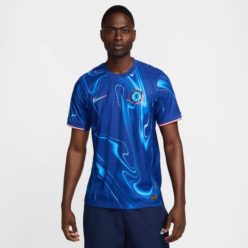 maglia Chelsea 2024/25 Home indossata da modello
