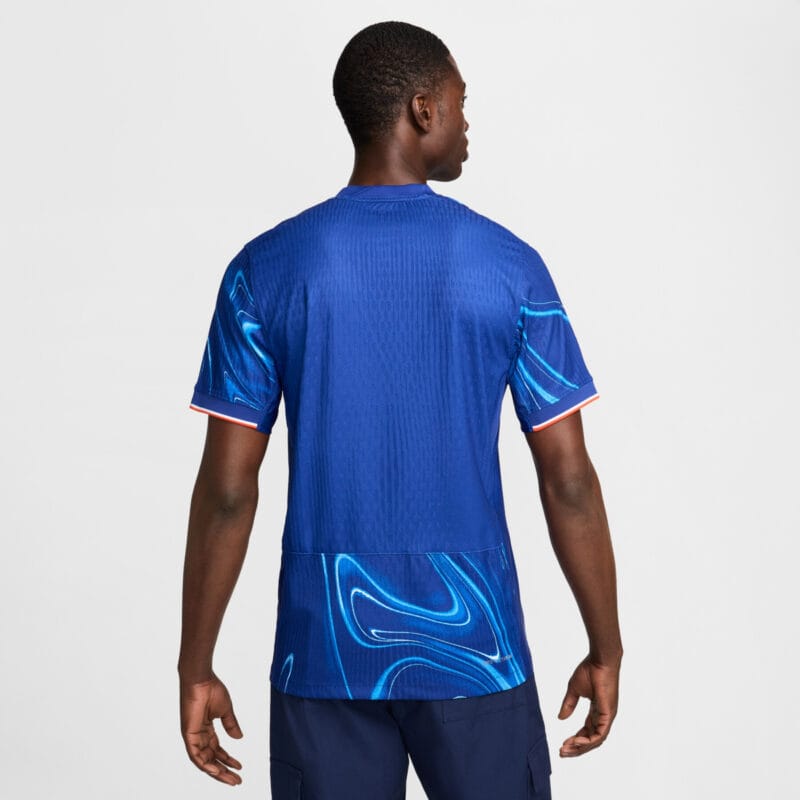 maglia Chelsea 2024/25 Home dettaglio posteriore su modello