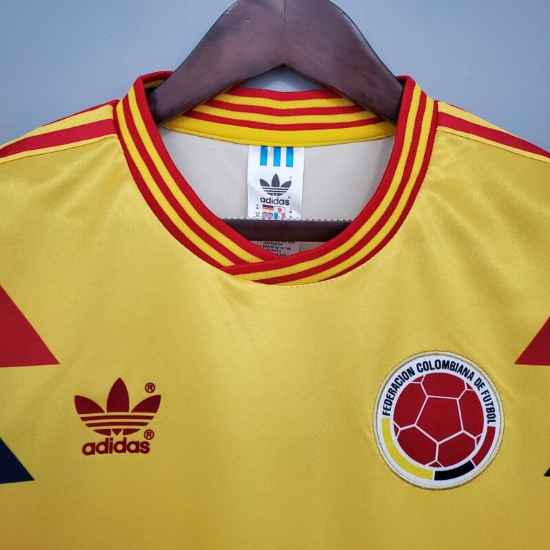 dettaglio colletto della maglia Colombia 1990 vintage