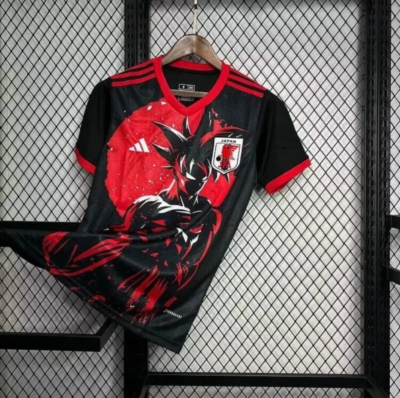 maglia Giappone Goku nera Adidas dettaglio in movimento