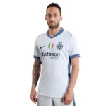 maglia Inter 2024-25 away calhanoglu Çalhanoğlu con la maglia Inter 2024/25 away Nike