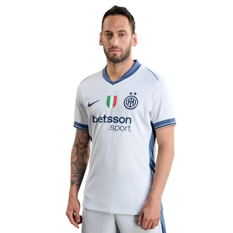 Çalhanoğlu con la maglia Inter 2024/25 away Nike