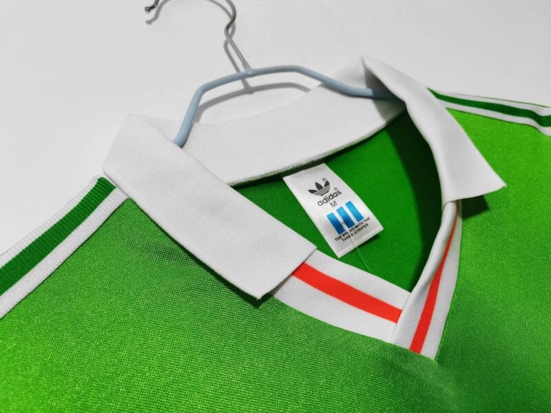 dettaglio colletto maglia Irlanda calcio 1998/90 Home