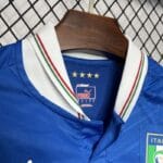 dettaglio colletto della maglia Italia 2012 home Puma