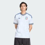 maglia Italia 205/26 fifa world cup away indossata da modello
