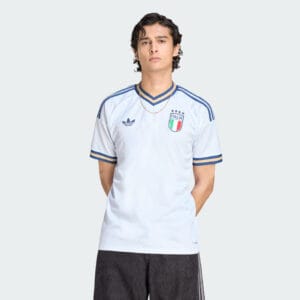 maglia Italia 205/26 fifa world cup away indossata da modello
