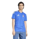 maglia Italia 2026 fifa world cup home indossata da modello primo piano