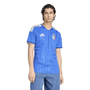 maglia Italia 2026 fifa world cup home indossata da modello primo piano