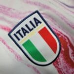 maglia-Italia-allenamento-2022-23-adidas-logo-figc dettaglio logo FIGC della maglia Italia allenamento 2022/23
