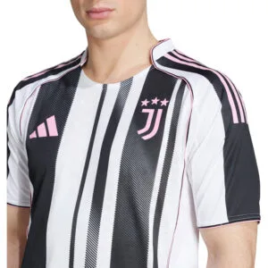 dettaglio petto e loghi della maglia Juventus 2025/26 Home indossata da modello