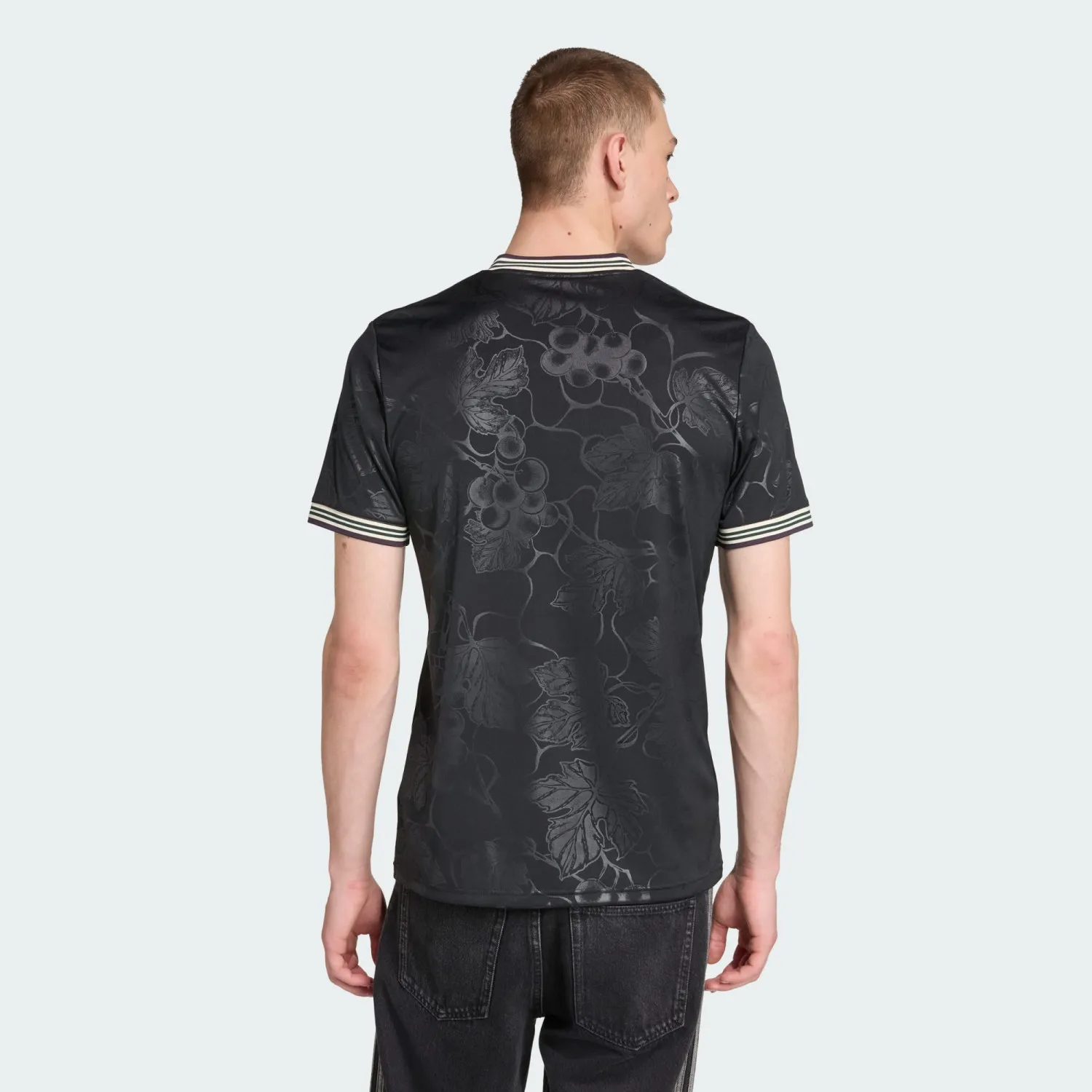 maglia Juventus 2025/26 third indossata da modello dettaglio posteriore