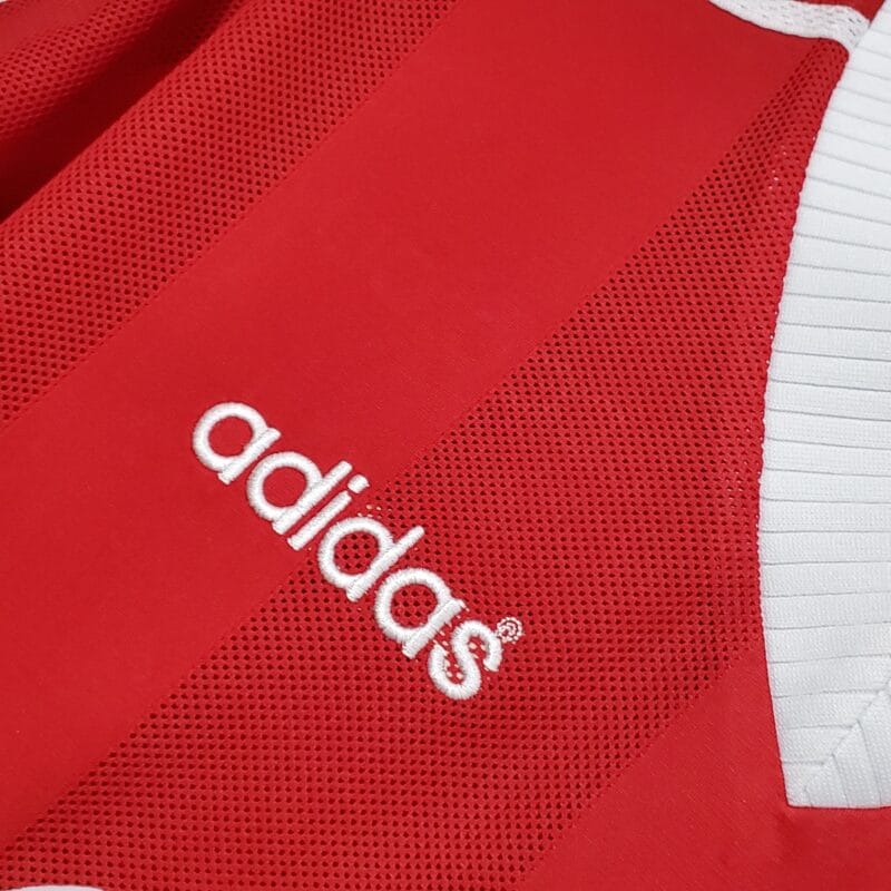 dettaglio logo Adidas maglia Liverpool 95/96 Home Adidas Carlsberg