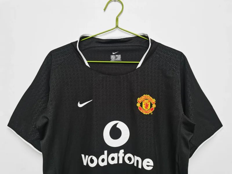 maglia Manchester United 2003-04 Away Nike nera dettaglio petto sponsor Vodafone