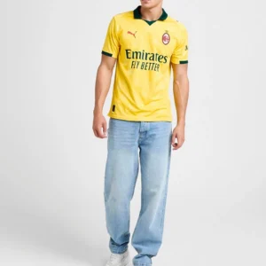 maglia Milan 2025/26 Third Puma gialla indossata da modello