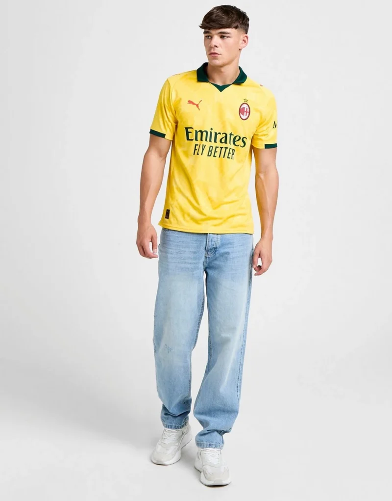 maglia Milan 2025/26 Third Puma gialla indossata da modello