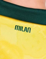 maglia Milan 2025-26 Third Puma gialla dettaglio scritta Milan sul colletto posteriore