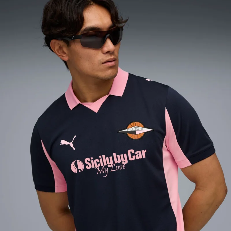 maglia Palermo trasferta 2025/2026 away indossata da modello