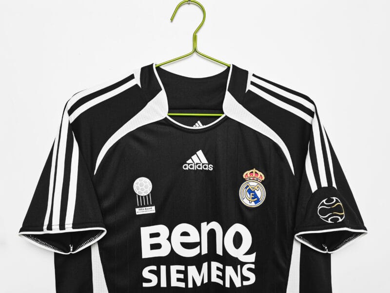 dettaglio colletto della maglia Real Madrid 2006/07 Away