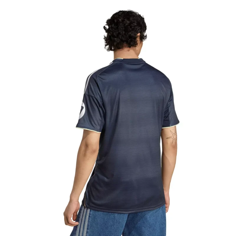 dettaglio posteriore della maglia Real Madrid 2025/26 away indossata da modello