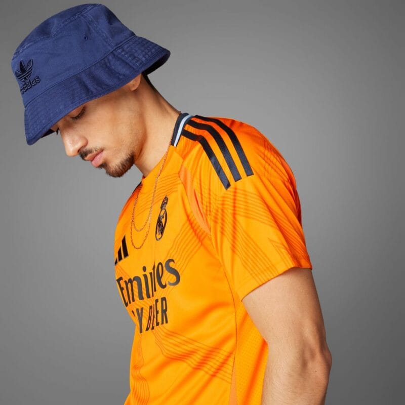maglia Real Madrid 24-25 Away Adidas indossata da modello