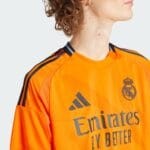 maglia Real Madrid 24-25 Away Adidas indossata da modello taglio
