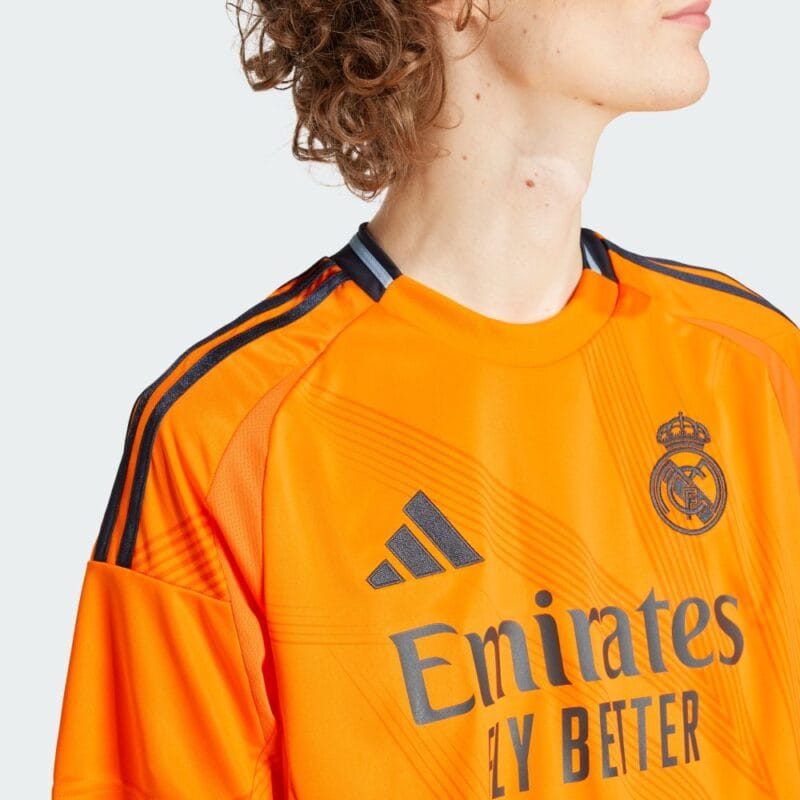 maglia Real Madrid 24-25 Away Adidas indossata da modello taglio