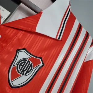 dettaglio della maglia River Plate 1995-96 away con il logo River Plate
