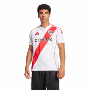 maglia River Plate 2024/25 home Adidas indossata da modello
