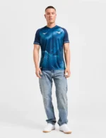 maglia Lazio 2025/26 third Mizuno indossata da modello con jeans