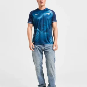 maglia Lazio 2025/26 third Mizuno indossata da modello con jeans