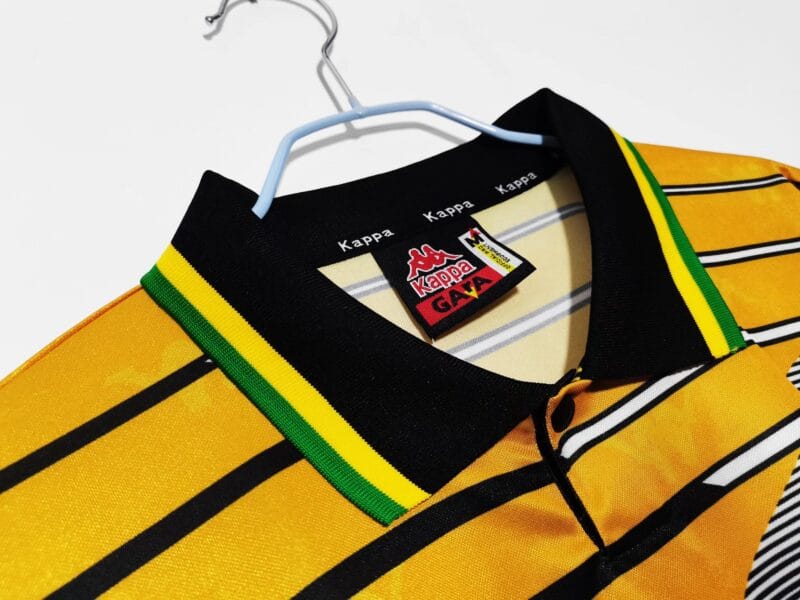 dettaglio colletto della maglia Sudafrica calcio 1994 Kappa