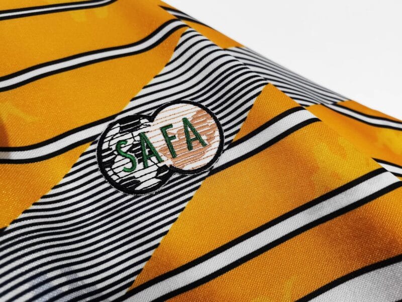 dettaglio logo federazione calcistica della maglia Sudafrica calcio 1994 Kappa