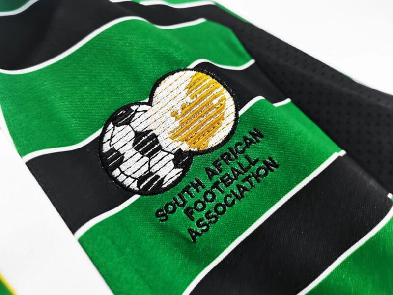 dettaglio logo federazione calcio della maglia Sudafrica calcio 1998 Away