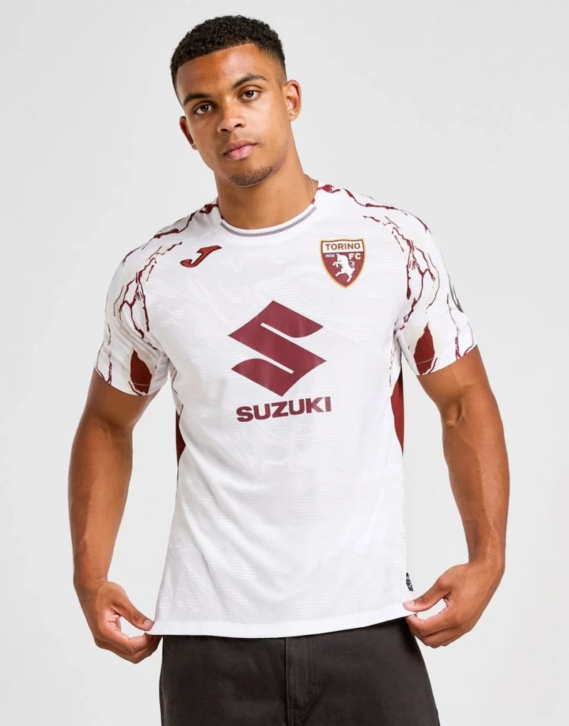 maglia Torino 2025/26 away Joma indossata da modello