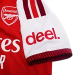 maglia Arsenal 2026/27 home dettaglio sponsor Deel