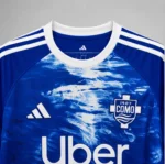 maglia-como-1907-home-2025-26-colletto maglia Como 1907 2025/26 Home dettaglio colletto
