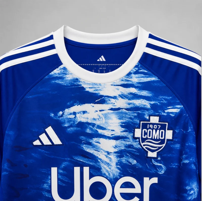 maglia Como 1907 2025/26 Home dettaglio colletto
