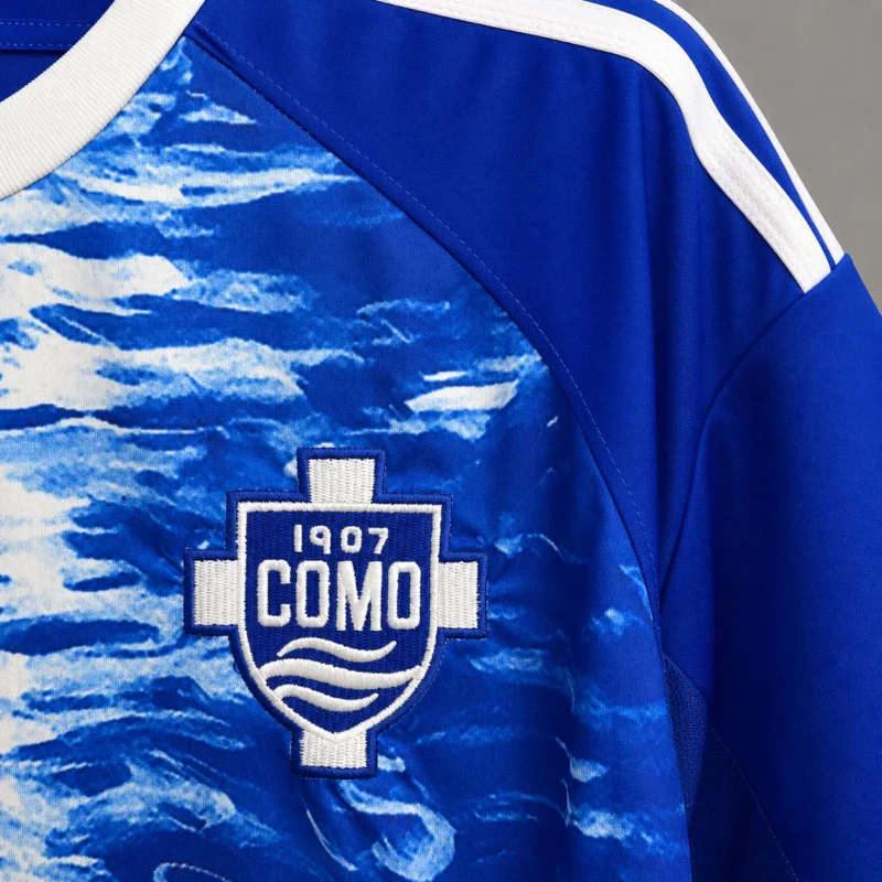 maglia Como 1907 2025/26 Home dettaglio spalla