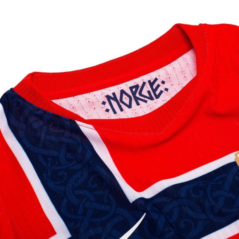 maglia Norvegia 2026 FIFA world cup home dettaglio colletto con scritta Norge