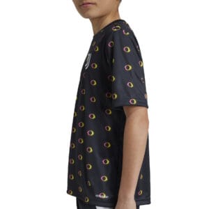 modello che indossa la maglia pre match Juventus 2024/25