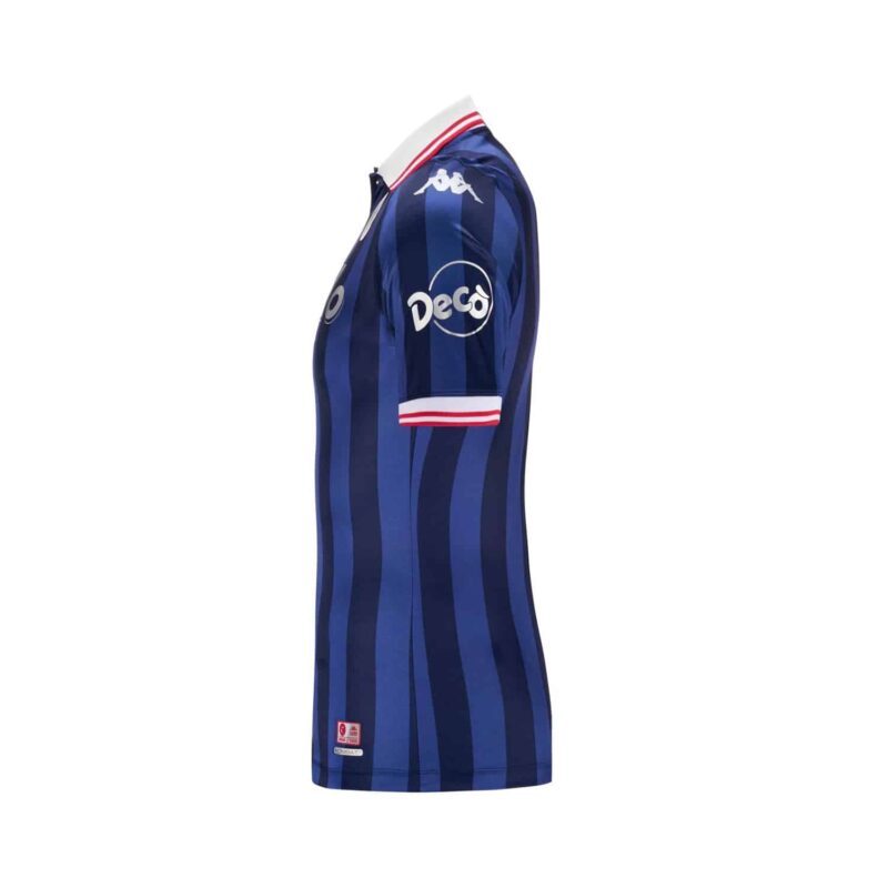 Maglia Bari 2024/25 Blu Kappa away dettaglio manica sponsor Decò