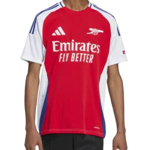 modello con la nuova maglia Arsenal 2024/25 home