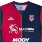 maglia Cagliari 2024/25 home dettaglio sponsor