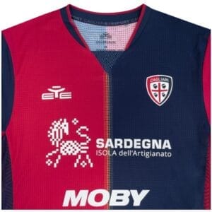 maglia Cagliari 2024/25 home dettaglio sponsor