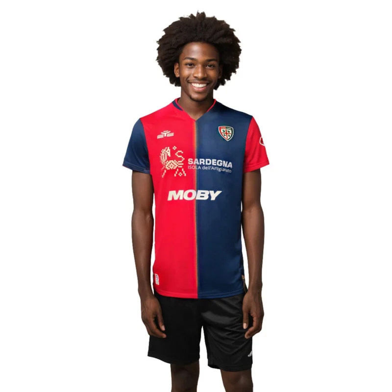 maglia Cagliari 2024/25 home indossata da modello