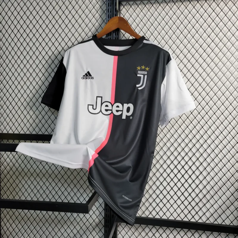 maglia Juventus 2019 20 home Adidas dettaglio in movimento