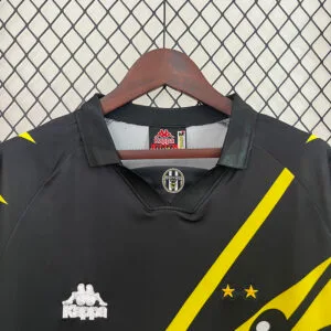 dettaglio colletto della maglia Juventus 96/97 third nera Kappa