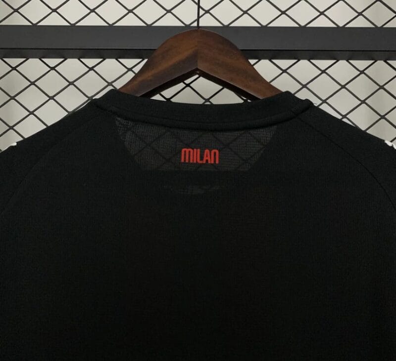 maglia Milan 2025/26 Home Puma dettaglio colletto posteriore